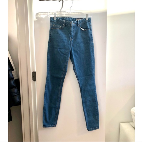 Ridley High Waist Skinny Jeans in Pretty Mid Wash Blue - Picture 4 of 8
